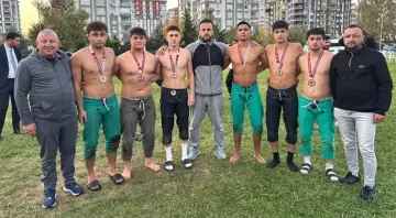 İlkadımlı güreşçiler başarıya doymuyor
