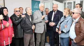 Başkan Türkel’den görme engellilere 40 adet beyaz baston