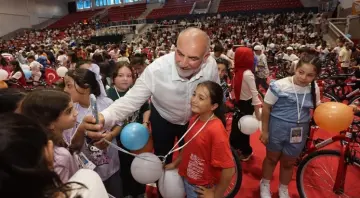Canik'te Camiye Gelen Hediyeyi Alıyor