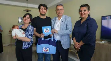 İlkadım’da Doğan 555’inci Bebeğin İlk Hediyesi Başkan İhsan Kurnaz’dan